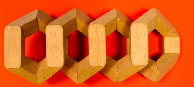 Mathmaker – Zwei Bausteintypen aus Holz mit Magneten verführen zur Kunst