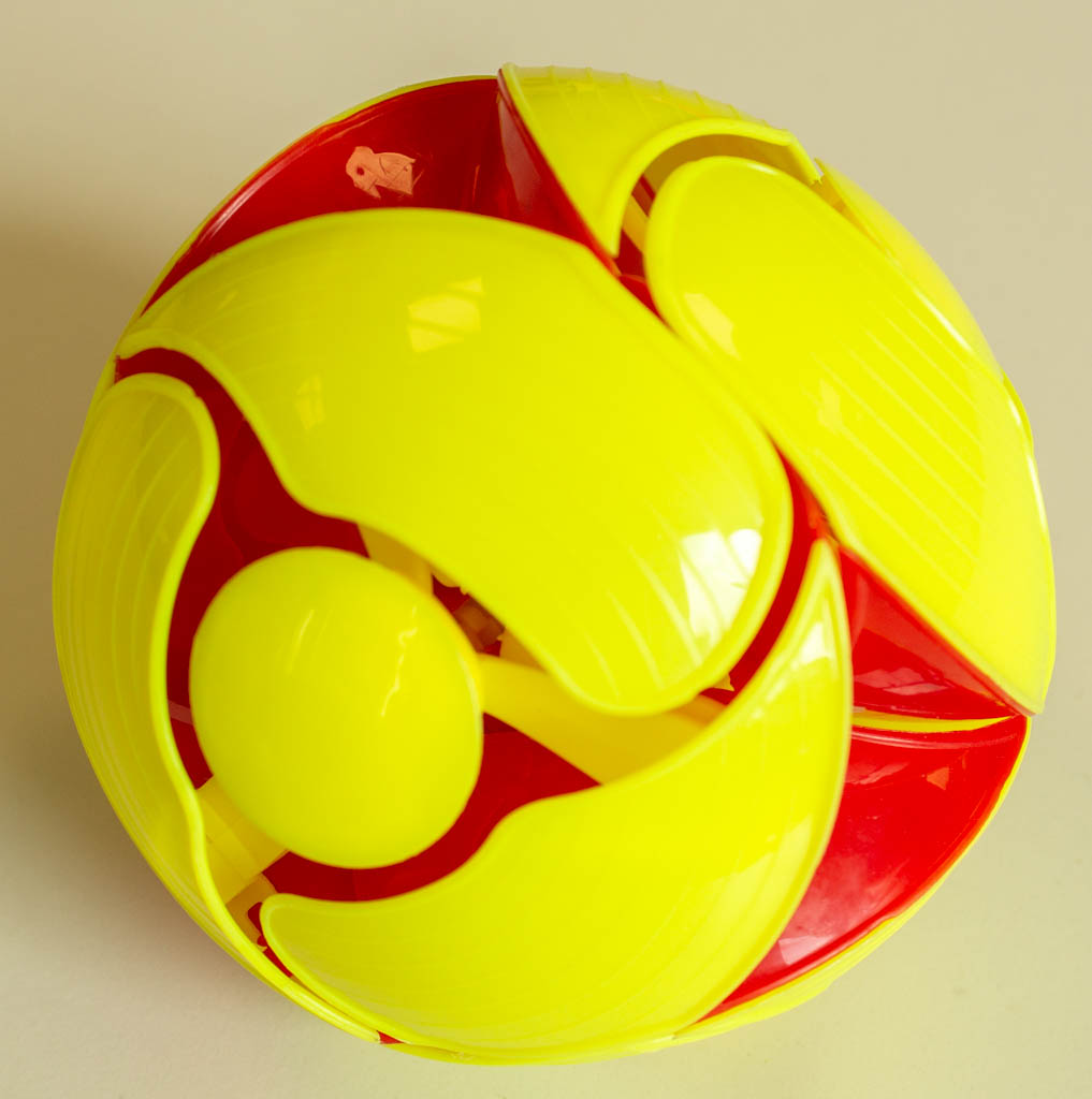 Eine Kugel vergrößert sich, ein Ball wechselt die Farbe  und Pentagone werden zu einem Dodekaeder – Das alles geschieht durch einen Wurf